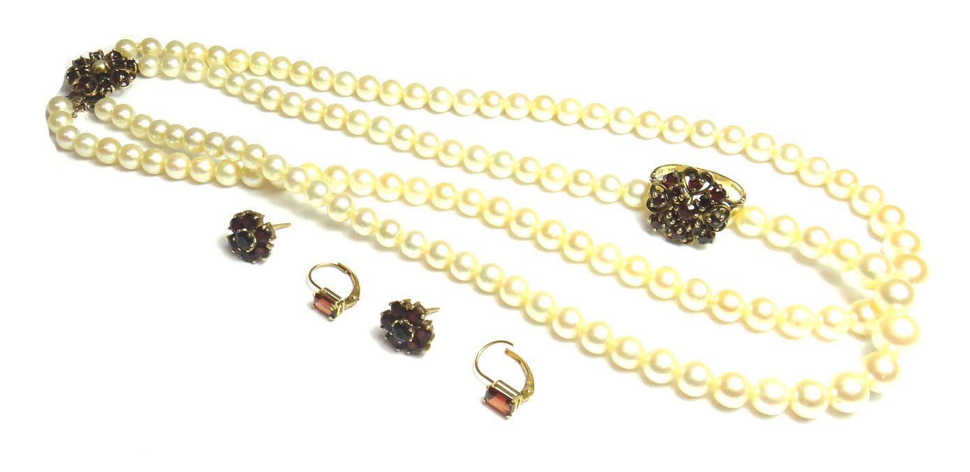 Appraisal: A two row necklace of graduated cultured pearls on a