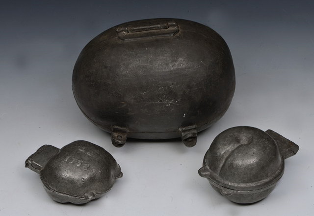 Appraisal: A VICTORIAN PEWTER HINGED ICE CREAM MOULD of egg shape