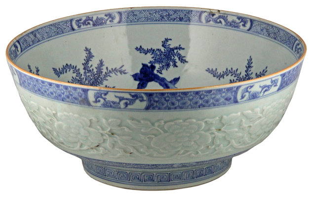 Appraisal: A fine Chinese blue and white bowl Daoguang circa moulded