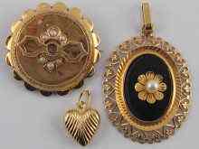 Appraisal: An carat gold French circular brooch set with pearls approx