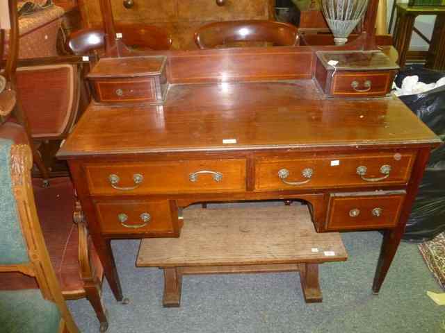 Appraisal: AN EDWARDIAN MAHOGANY DRESSING CHEST with raised swing mirror back