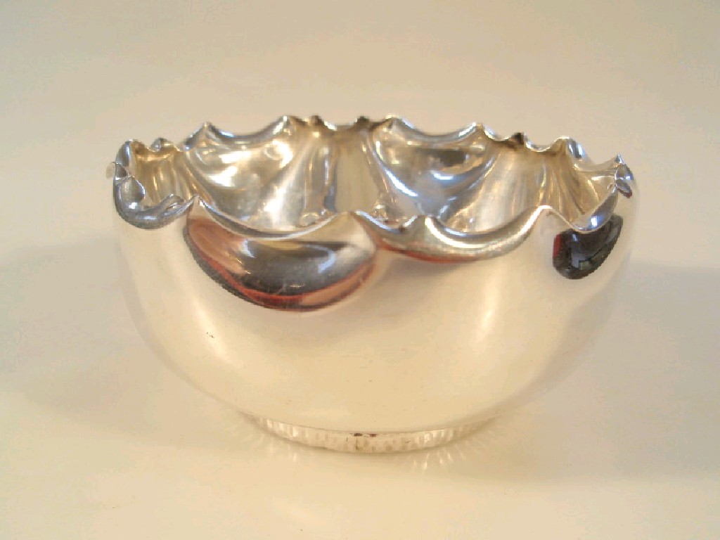 Appraisal: A Victorian silver bowl with crimped border cm diameter London