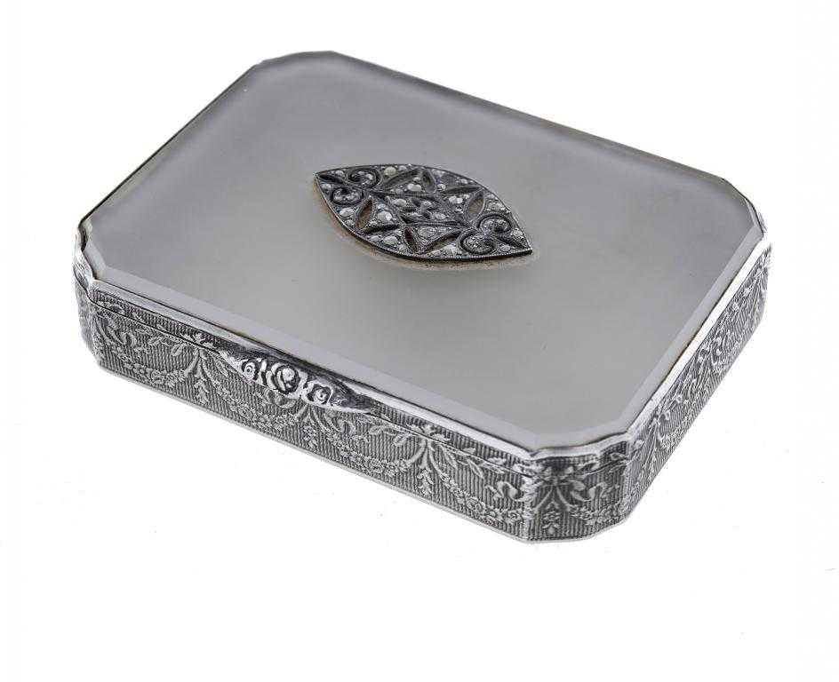 Appraisal: A CONTINENTAL SILVER SNUFF BOX the lid inset with a