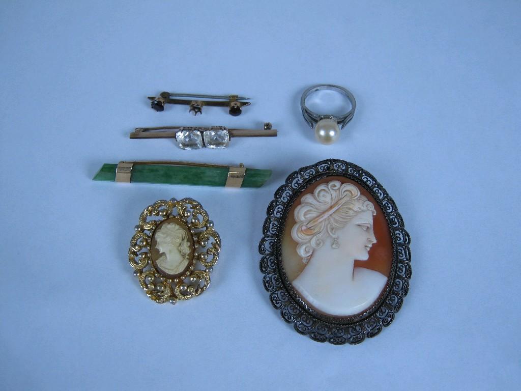 Appraisal: A Jade Bar Brooch with yellow metal mounts a Bar