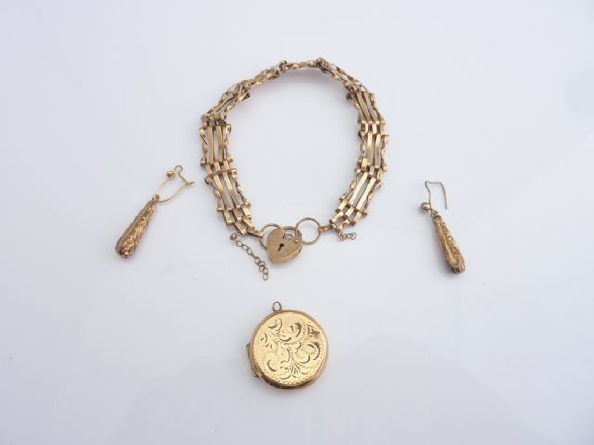 Appraisal: A ct gold gate-link bracelet with heart-shaped padlock clasp g