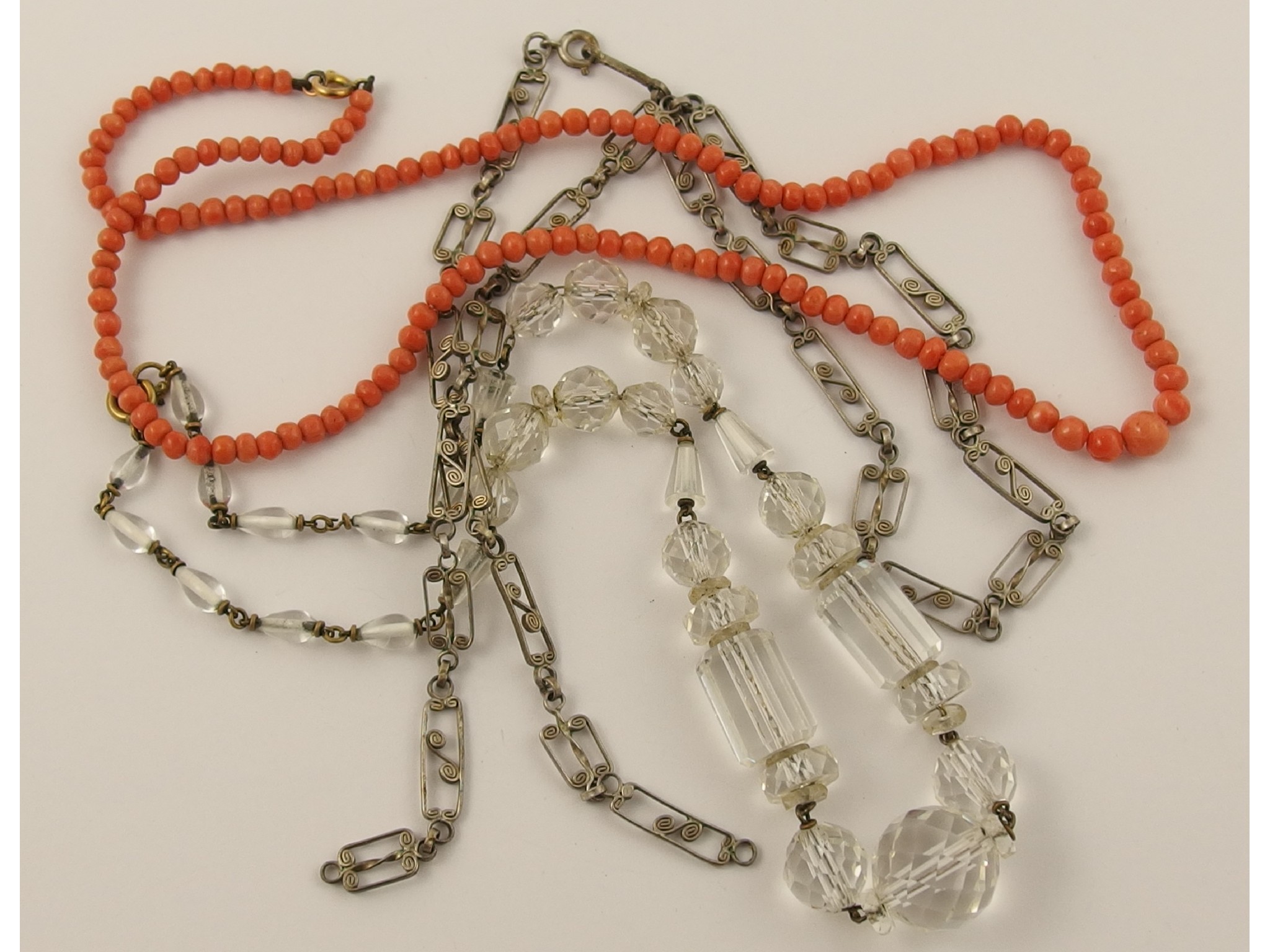 Appraisal: A string of coral beads a string of Deco crystal