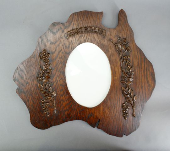 Appraisal: An Australian 'Federation' silky oak frame in the form of