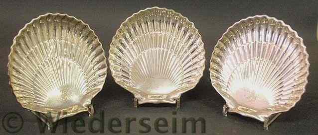 Appraisal: Set of three sterling silver scallop shell form dishes by