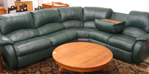 Appraisal: A CONTEMPORARY GREEN LEATHER SECTIONAL SOFA SET American made recent