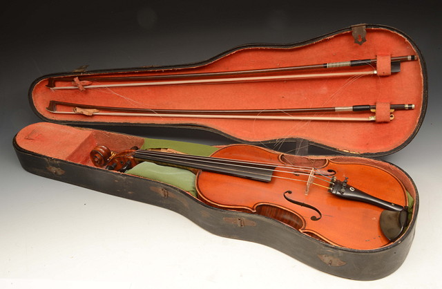 Appraisal: A TH CENTURY FRENCH VIOLIN labelled T Baur Luthier No