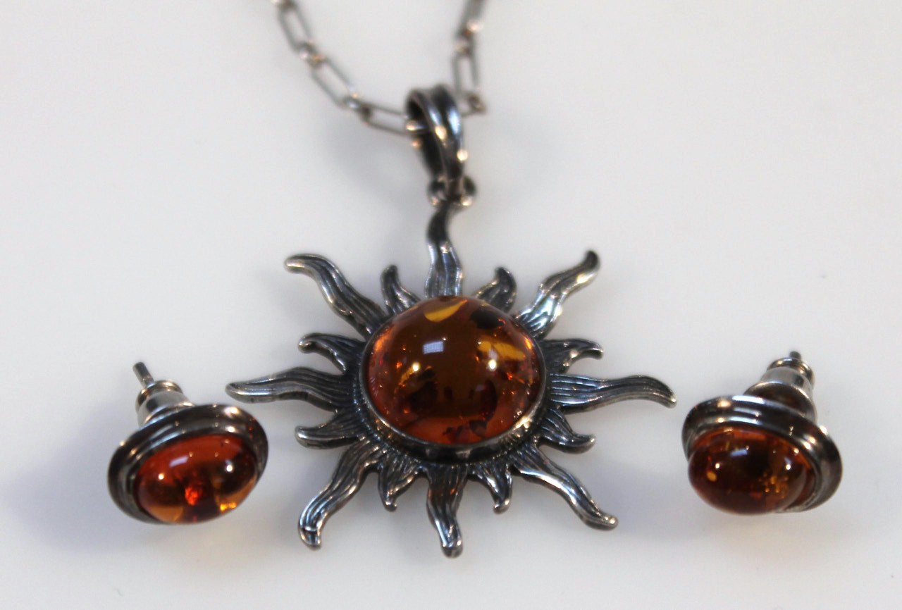 Appraisal: A Baltic amber jewellery set comprising star burst pendant cm