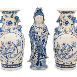 Appraisal: Three Chinese Export Blue and White Porcelain Articles th Century