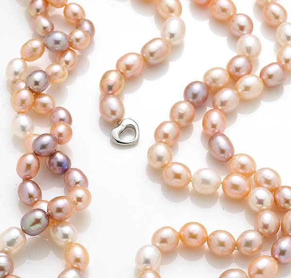 Appraisal: A set of multi-colored freshwater cultured pearl and k white