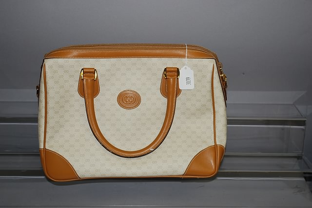 Appraisal: Signature G's Gucci brown bone leather handbag with zip top