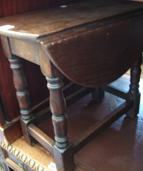 Appraisal: A th century oak oval drop-flap table of small proportions