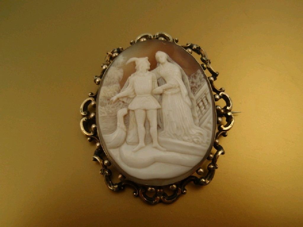 Appraisal: A shell cameo of a dandy and maiden in a