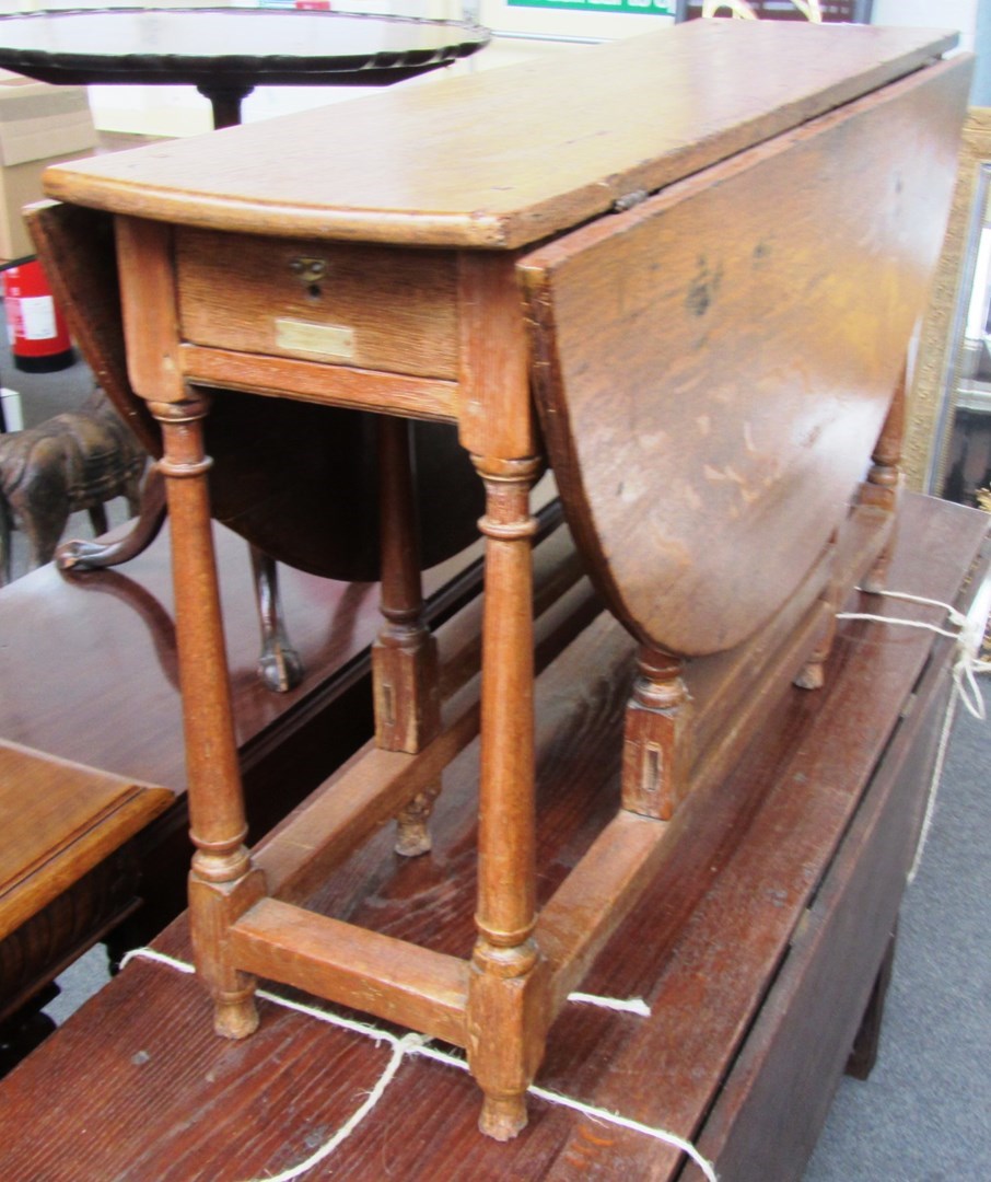 Appraisal: A Queen Anne oak oval drop flap dining table on