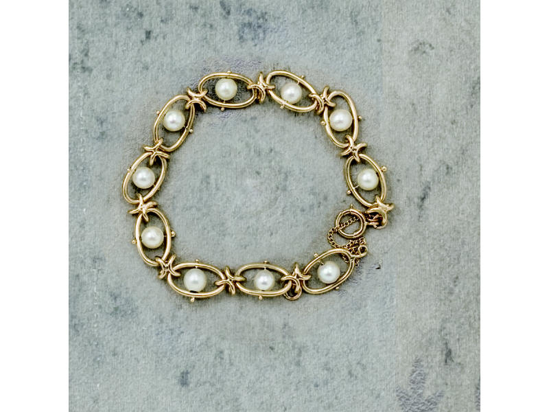 Appraisal: PEARL BRACELET Yellow gold oval link bracelet with ten mm