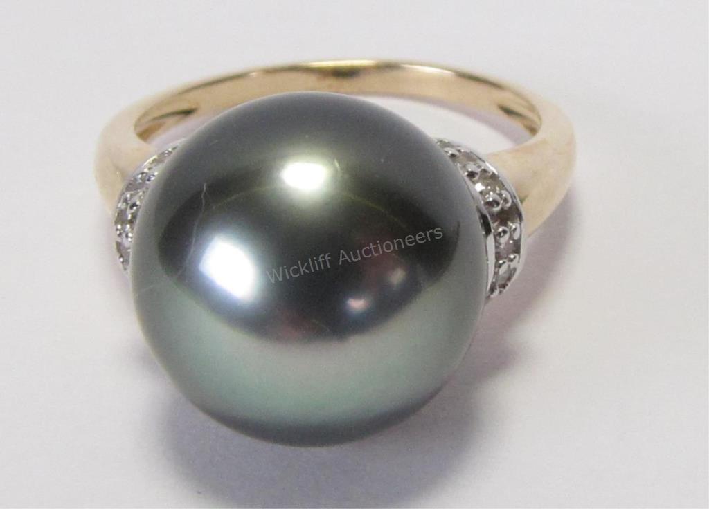 Appraisal: A K yellow gold mounted mm Tahitian Black Pearl ring