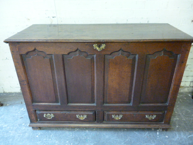 Appraisal: A GEORGE III OAK MULE CHEST th century the hinged