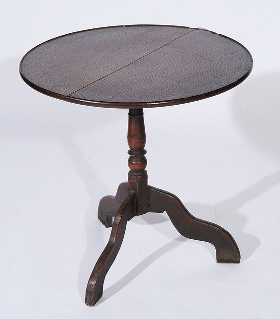 Appraisal: A TH CENTURY OAK CIRCULAR OCCASIONAL TABLE on tripod supports