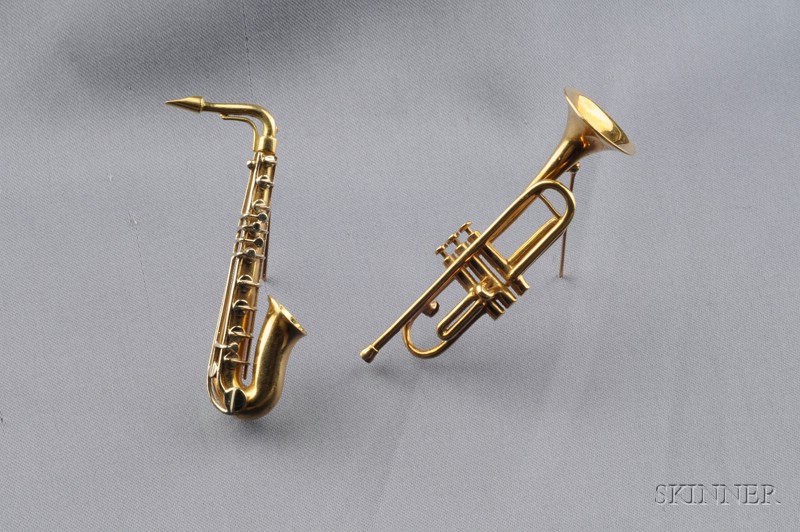 Appraisal: Two kt Gold Musical Instrument Brooches a trumpet and saxophone