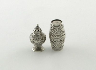 Appraisal: A th century continental silver vinaigrette of barrel form with