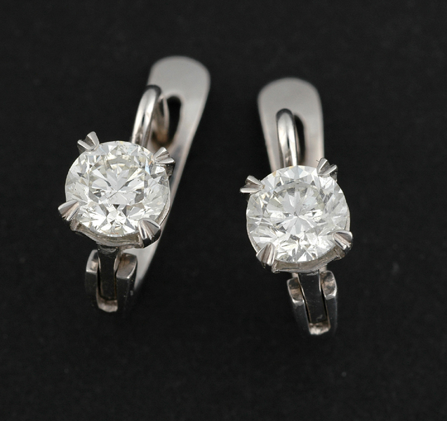 Appraisal: A PAIR OF DIAMOND EARRINGS Each comprising a claw set