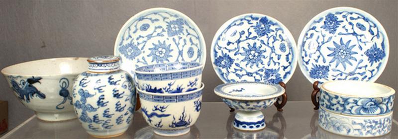 Appraisal: Lot of th th c Chinese porcelain pieces including bowl