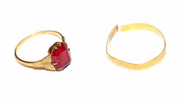 Appraisal: A CT GOLD RING set with a paste stone and