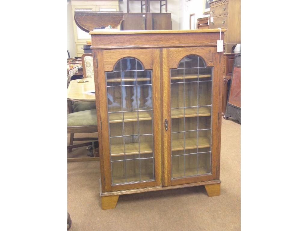 Appraisal: A solid medium oak bookcase three adjustable shelves enclosed by