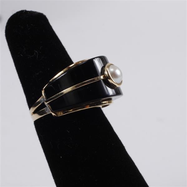 Appraisal: Yellow gold k onyx pearl modern designer estate ring Chip