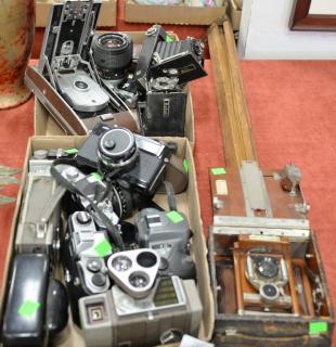 Appraisal: Group of vintage cameras and equipment to include Polaroid model