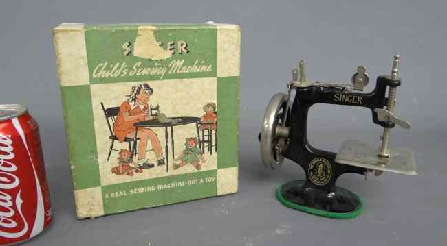 Appraisal: Vintage child's Singer sewing machine in original box