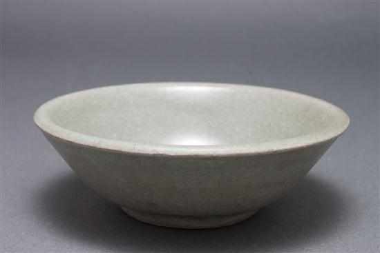 Appraisal: Chinese celadon glaze stoneware bowl th th century in Diam