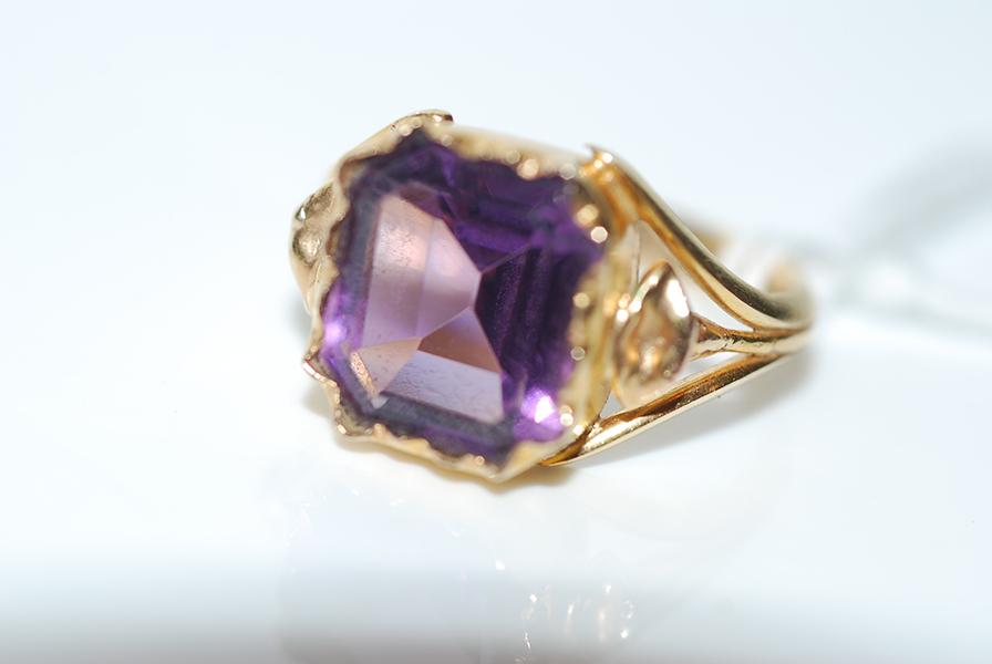 Appraisal: A PURPLE PASTE SET RING IN CT GOLD A PURPLE