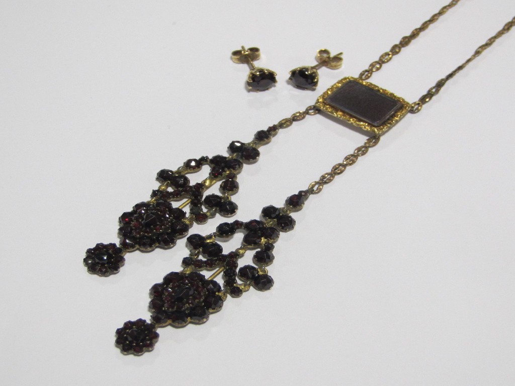 Appraisal: An Art Deco yellow metal and garnet necklace with a