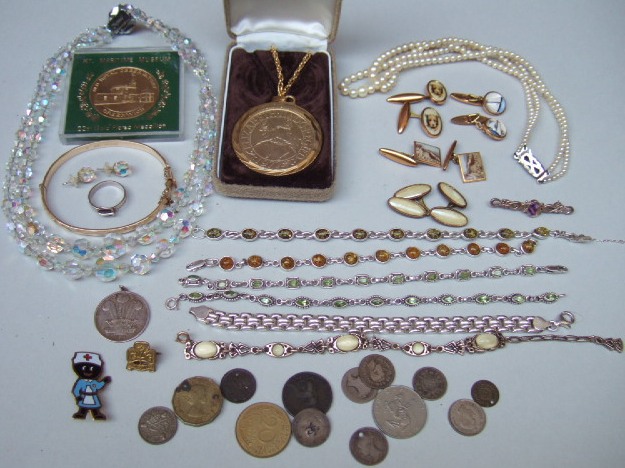 Appraisal: A collection of jewellery including a two row graduated cultured