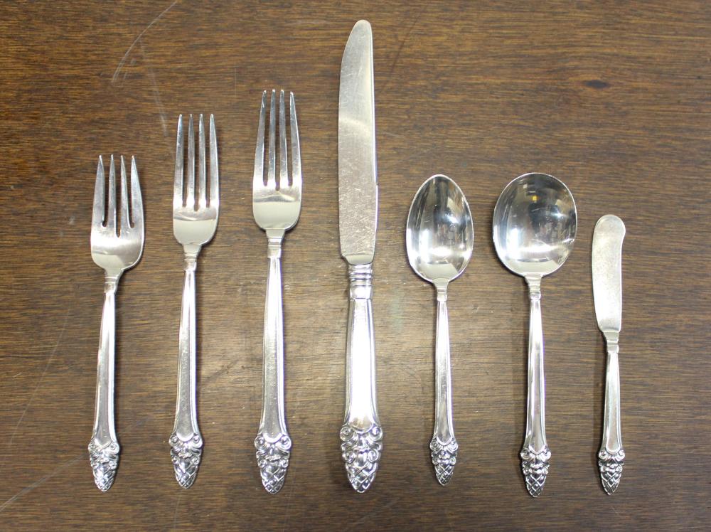 Appraisal: GORHAM SOVEREIGN STERLING SILVER FLATWARE SET pieces comprised of dinner