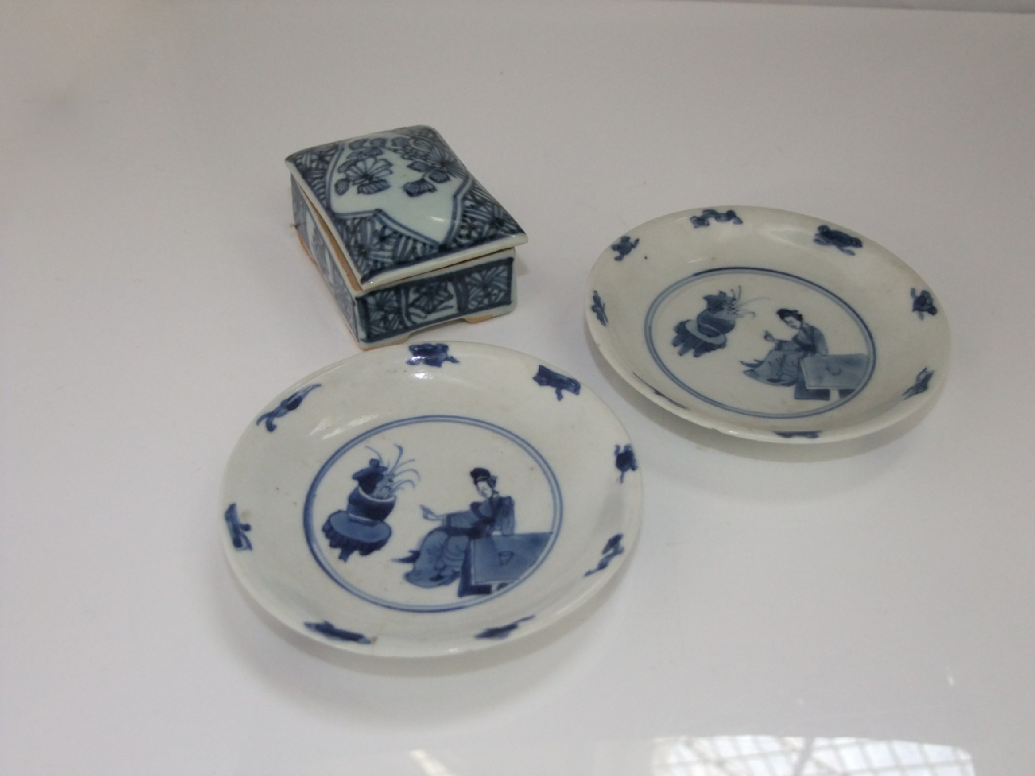 Appraisal: A pair of th century Chinese dishes each with blue