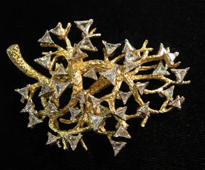 Appraisal: Yellow gold and diamond brooch Rustic tree form brooch set