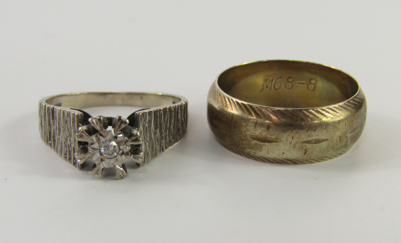 Appraisal: A ct gold wedding band size O g and a