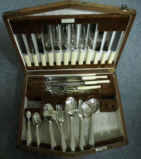 Appraisal: An old English pattern canteen and sundry cutlery etc