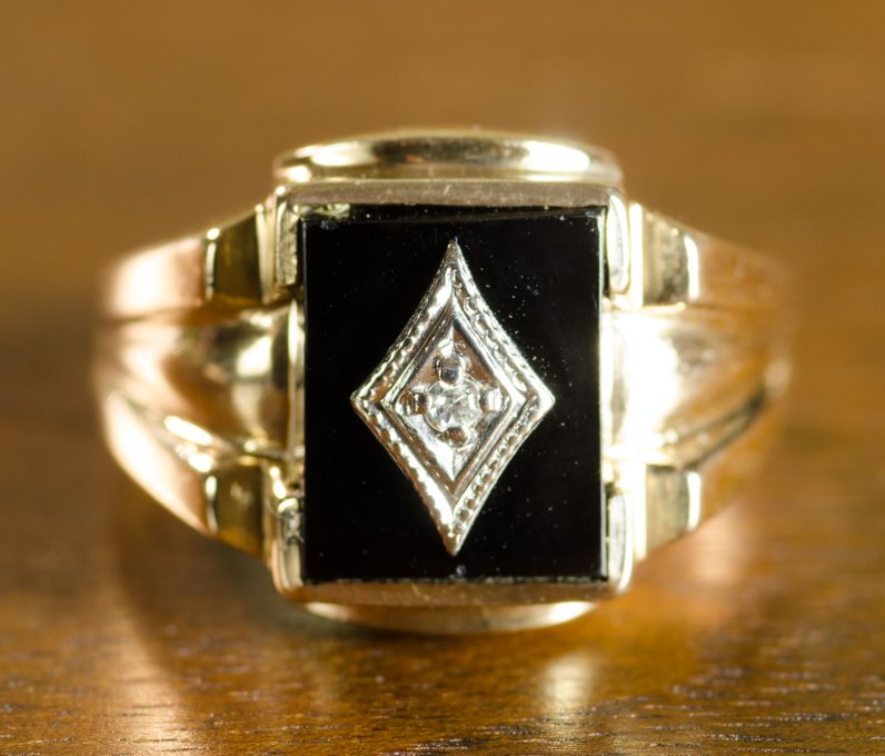 Appraisal: MAN'S BLACK ONYX AND DIAMOND RING The k yellow gold