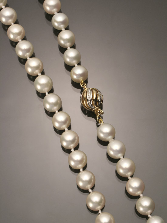 Appraisal: Choker Length Cultured Pearl Necklace Knotted The single strand having