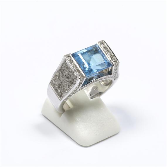 Appraisal: TOPAZ AND DIAMOND RING White gold Casual-elegant ring the top