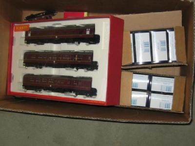 Appraisal: A Hornby Railways three coach set with B R corridor