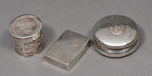 Appraisal: A SILVER TOKEN BOX with press on lid with the