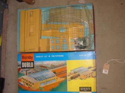 Appraisal: A Hornby Dublo terminal station kit station building roof has