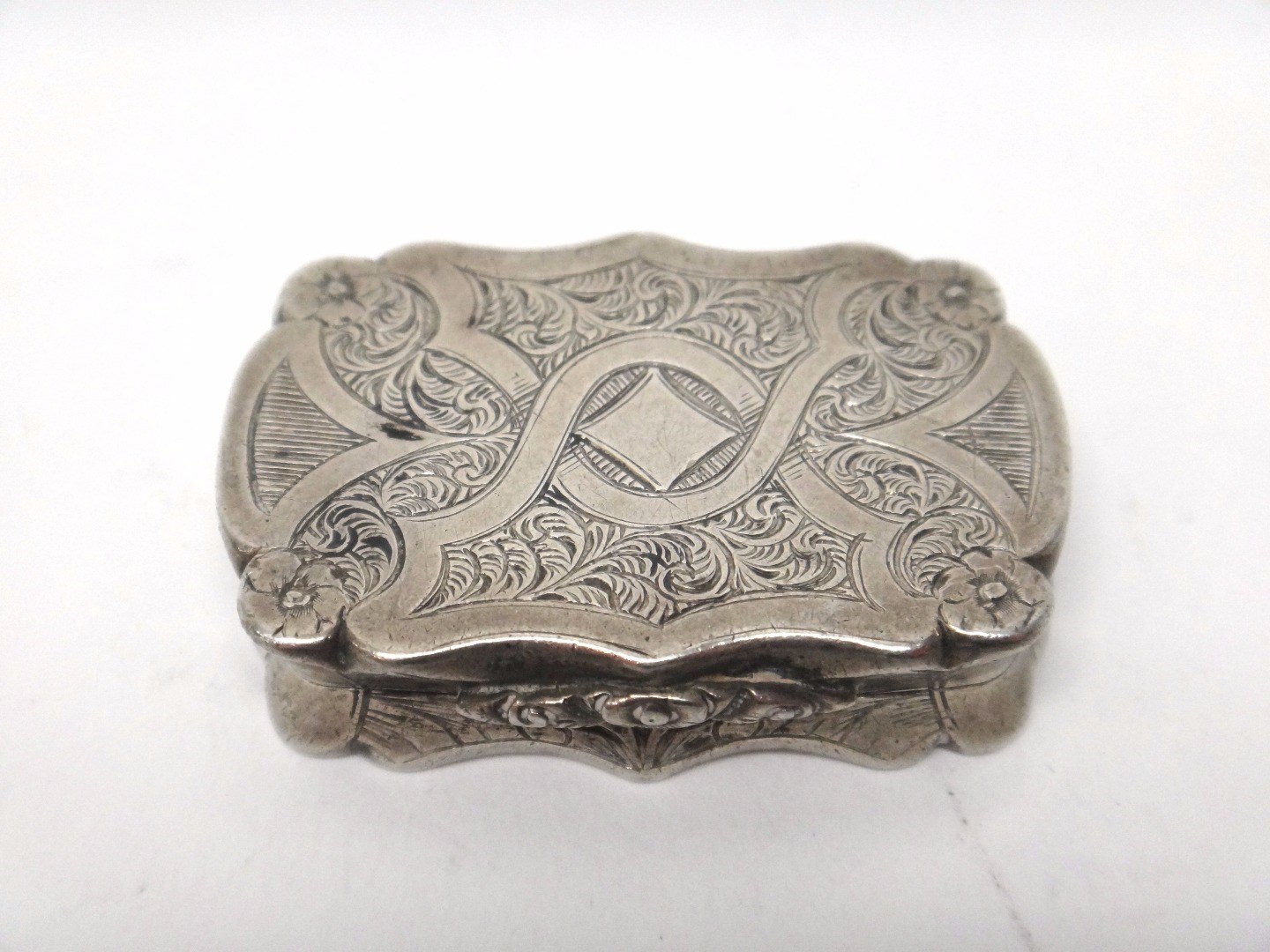 Appraisal: A Victorian silver shaped rectangular vinaigrette with a scroll pierced